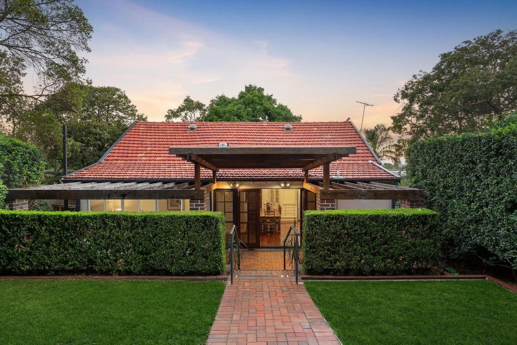 2 FARM ST, GLADESVILLE, NSW 2111