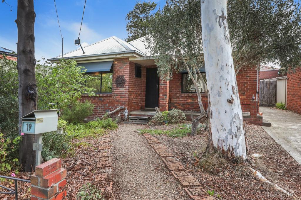 19 GLOUCESTER ST, RESERVOIR, VIC 3073