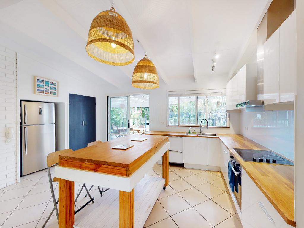 36 LAKE WEYBA DR, NOOSAVILLE, QLD 4566