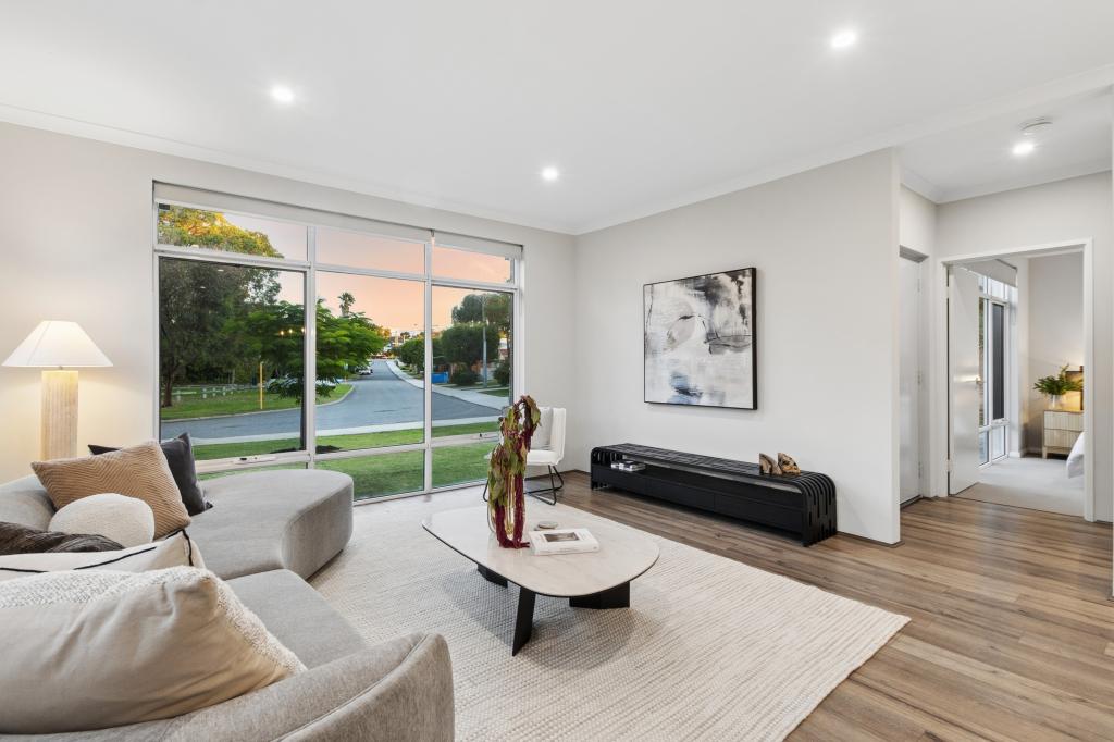 18d Bridgewater Cres, Karrinyup, WA 6018