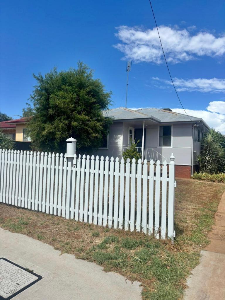 17 Thornbury St, Parkes, NSW 2870