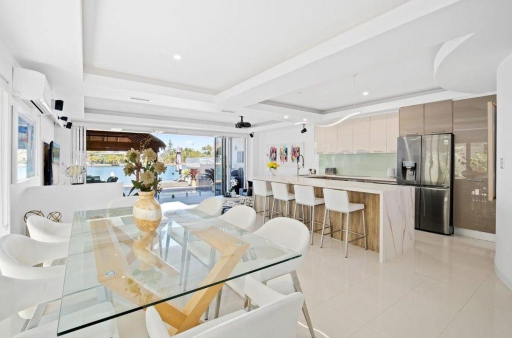 1/8 Sunset Bvd, Surfers Paradise, QLD 4217