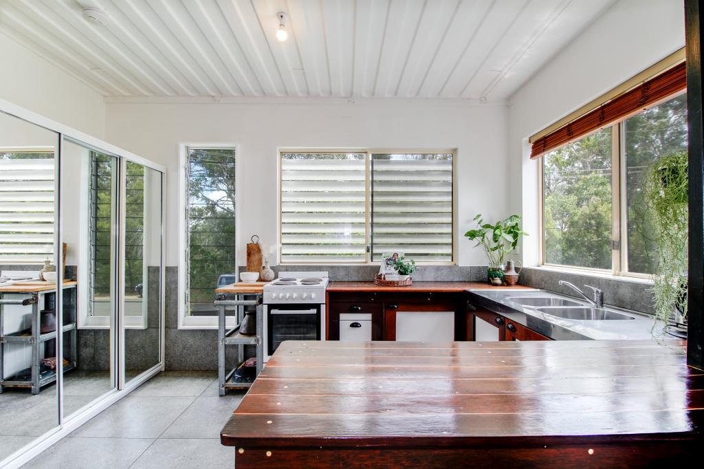 22 Waterside Dr, Macleay Island, QLD 4184