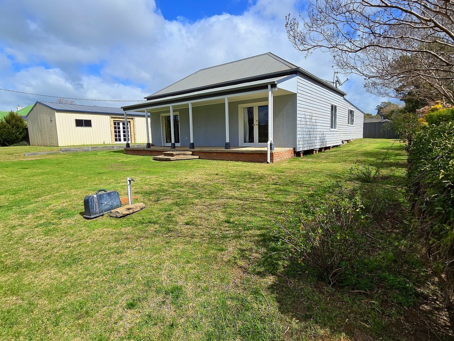 37 Railway Pde, Junee, NSW 2663