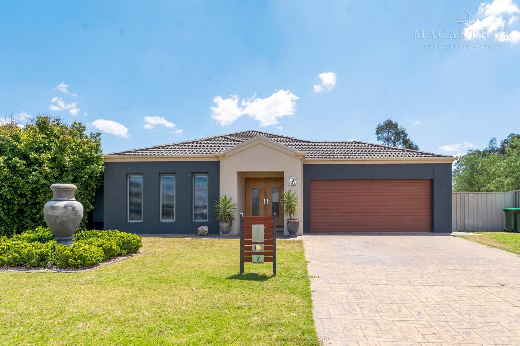 7 Breasley Cres, Boorooma, NSW 2650