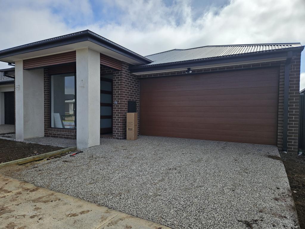 8 LANGFORD ST, WERRIBEE, VIC 3030