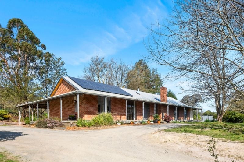 105 & 105A PARKINSONS RD, LAUNCHING PLACE, VIC 3139