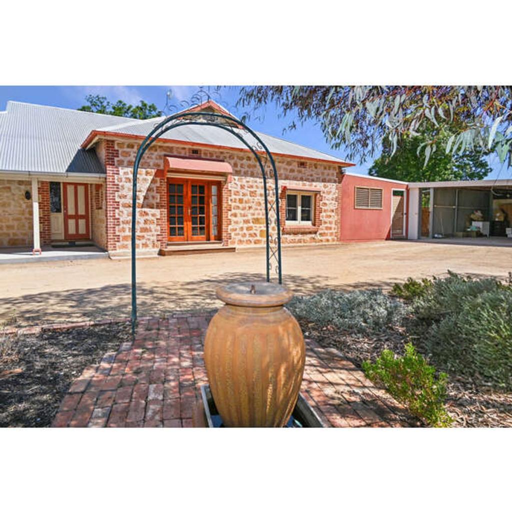 30 STRANGMAN RD, WAIKERIE, SA 5330