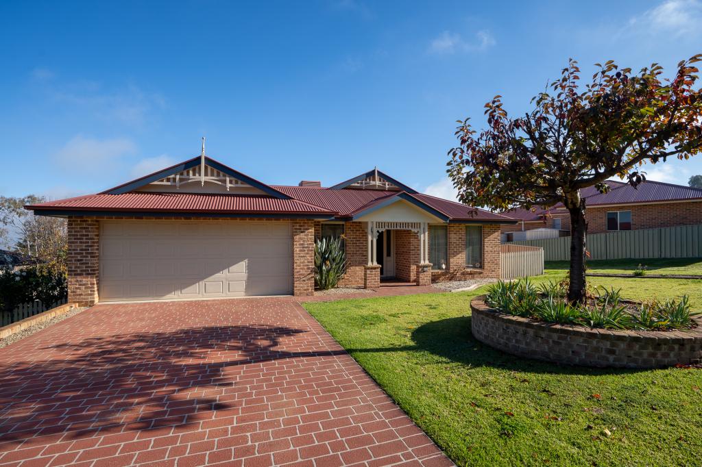 24 LONDON DR, COWRA, NSW 2794