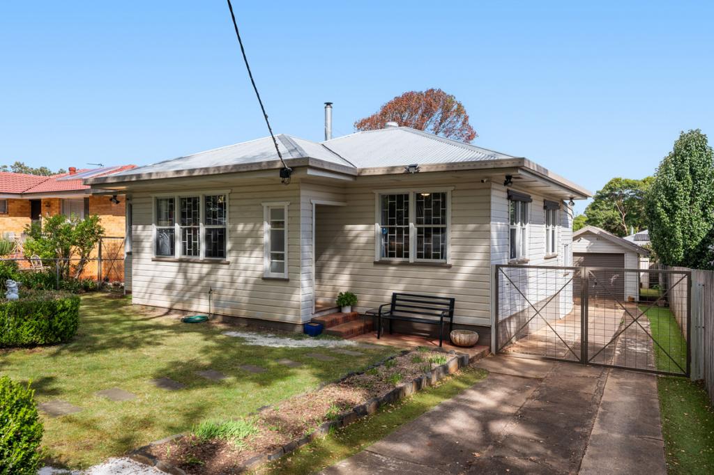 12 Collins St, Mount Lofty, QLD 4350