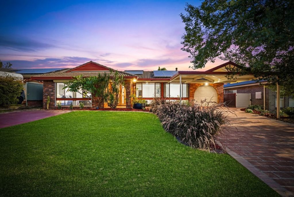 5 Hakea Ct, St Clair, NSW 2759