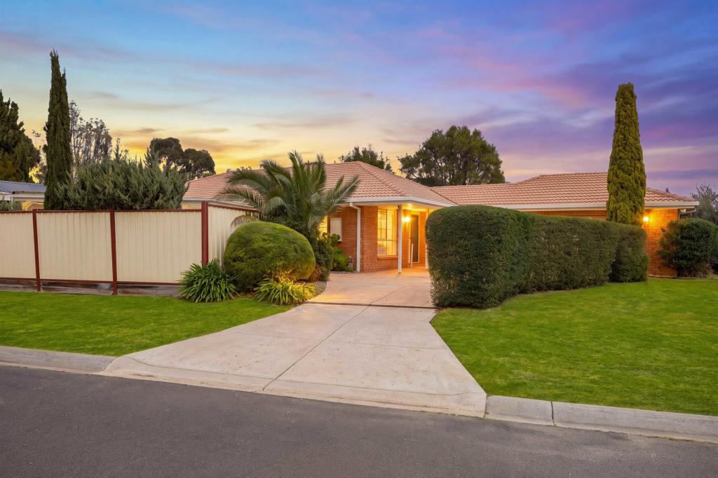 15 Truro Cres, Taylors Lakes, VIC 3038