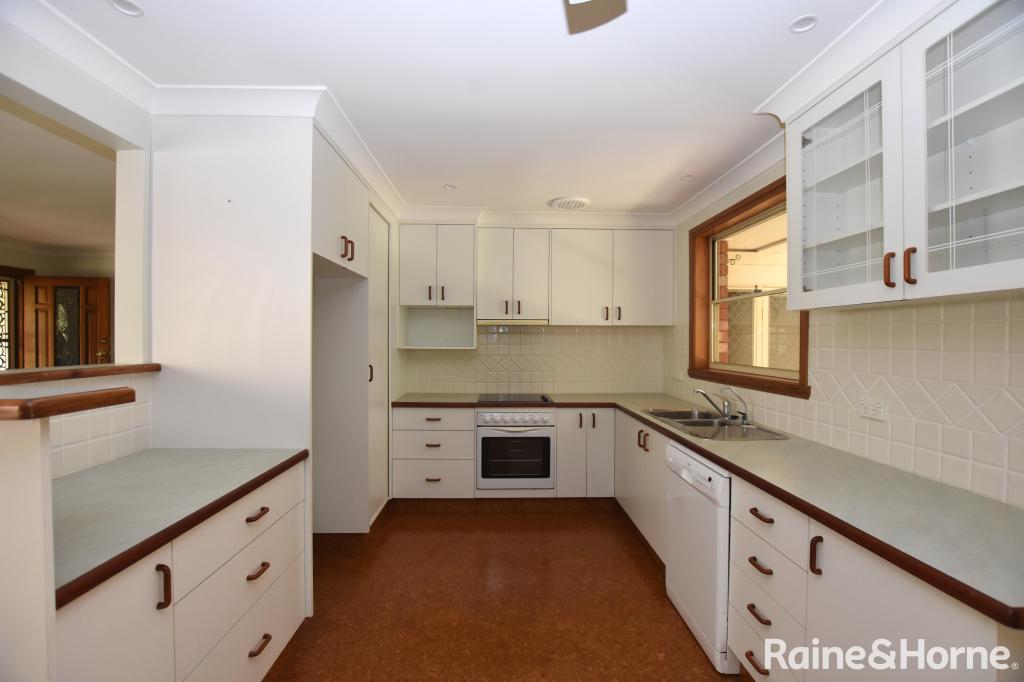 9 Holly Pl, Orange, NSW 2800