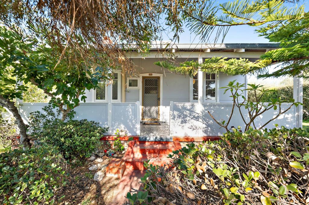 14 Livingstone St, Beaconsfield, WA 6162