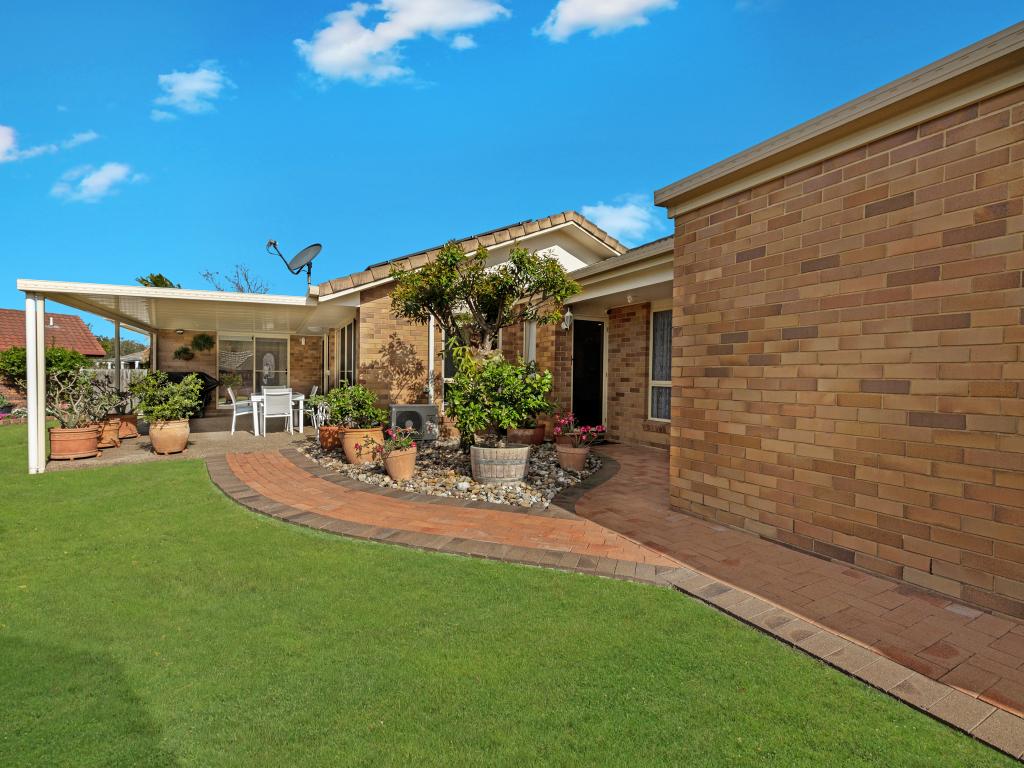 8 Woodland Cl, Torquay, QLD 4655