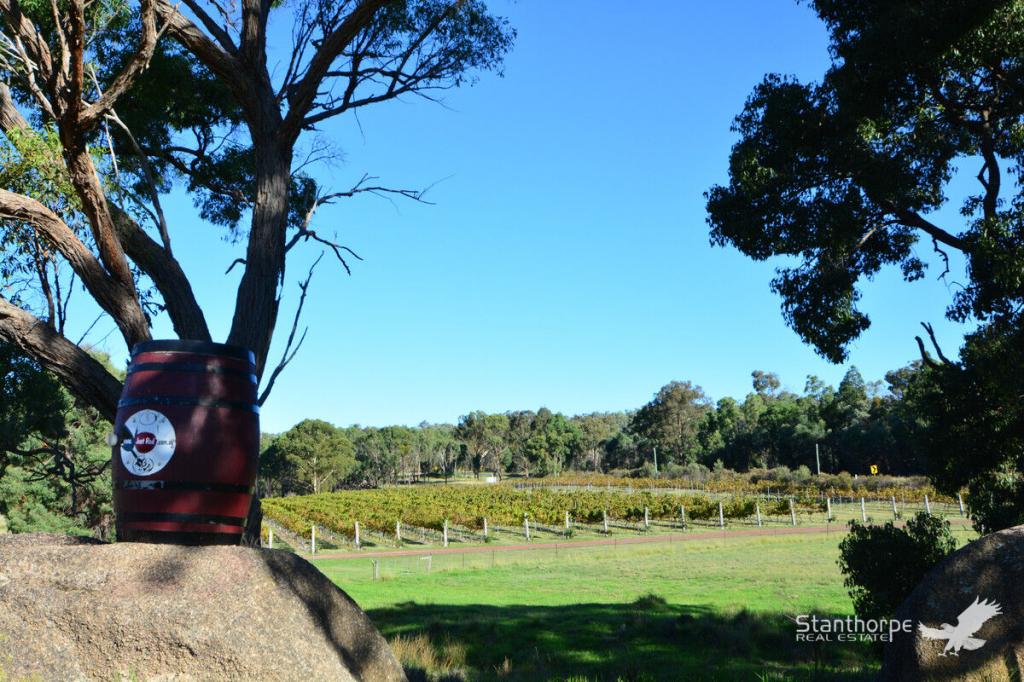 2370 Eukey Rd, Ballandean, QLD 4382