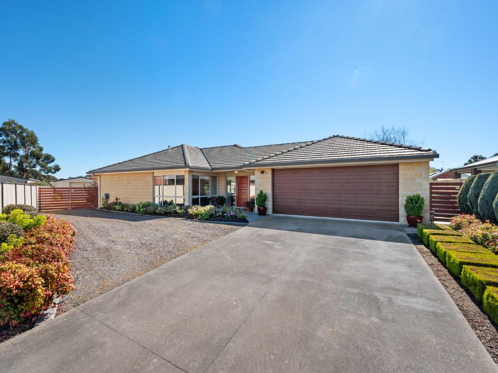15 NORMANBY PL, HAMILTON, VIC 3300