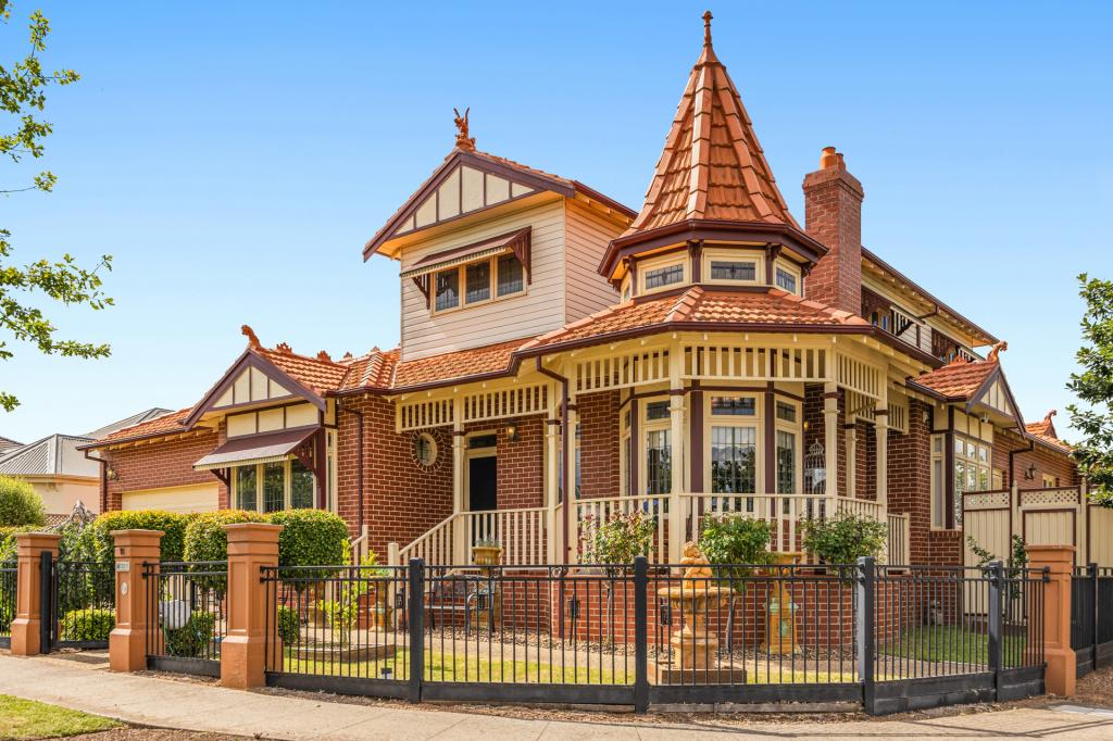 10 WOODBURY AVE, CAROLINE SPRINGS, VIC 3023