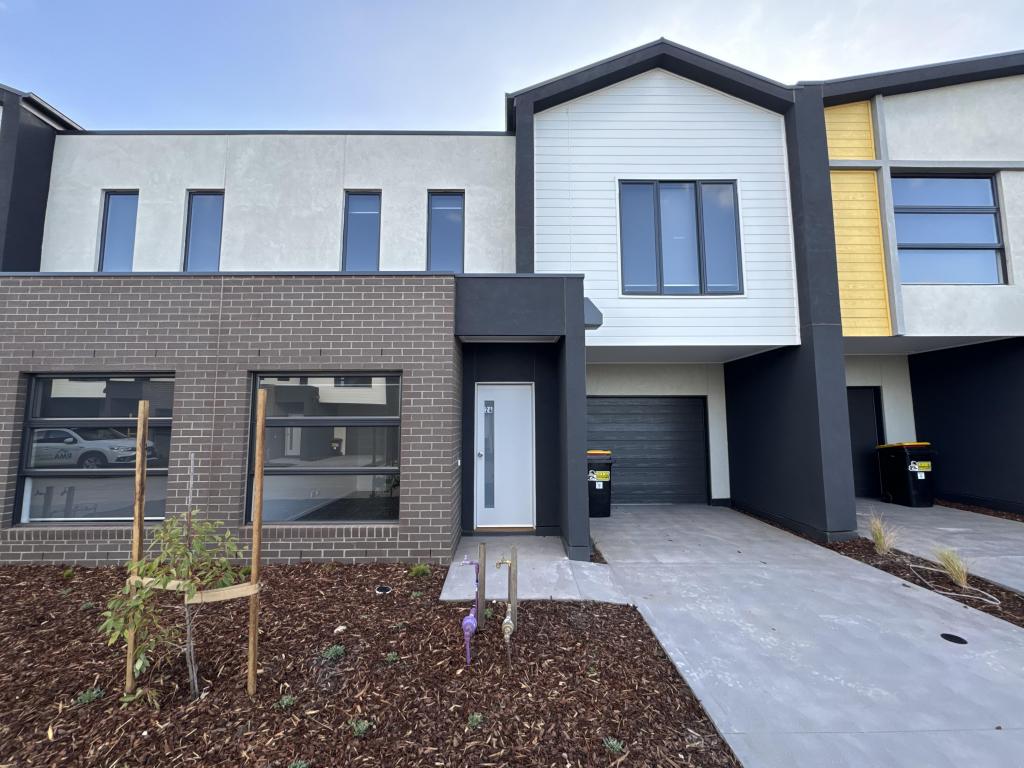 24 Lady Cct, Thornhill Park, VIC 3335