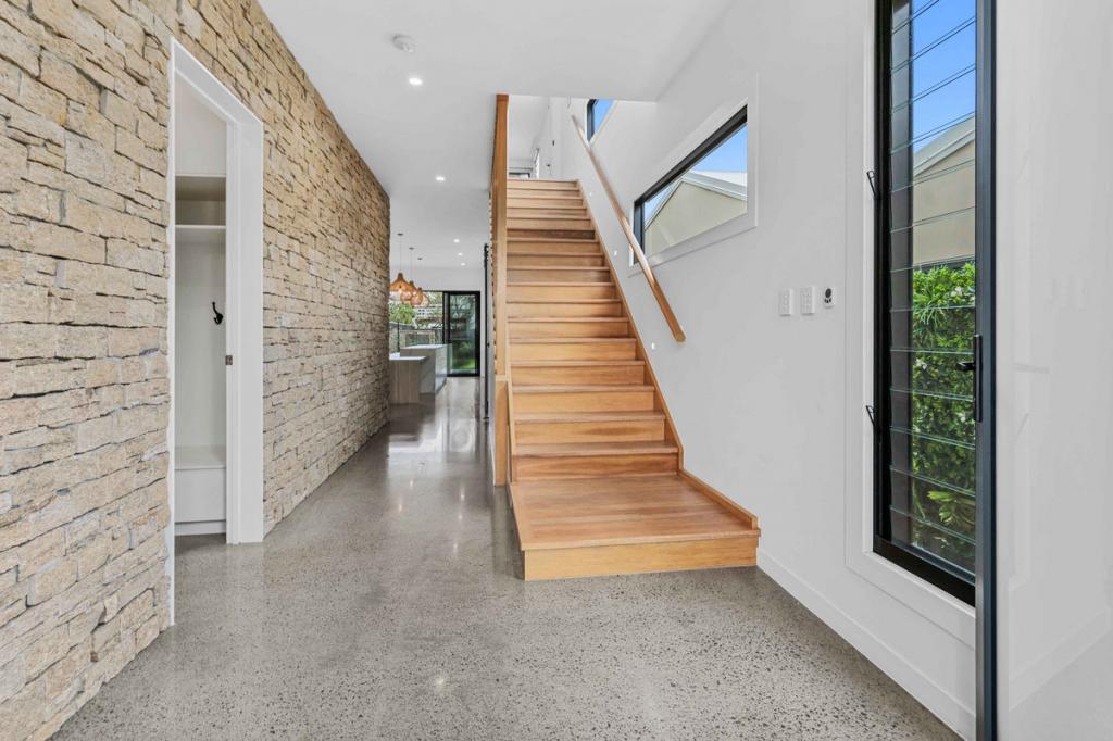 31 Dawn Pde, Miami, QLD 4220