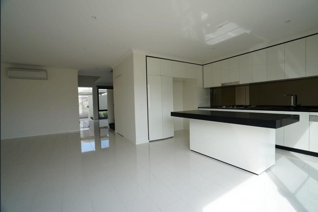 9 Lakeview Bvd, Mermaid Waters, QLD 4218