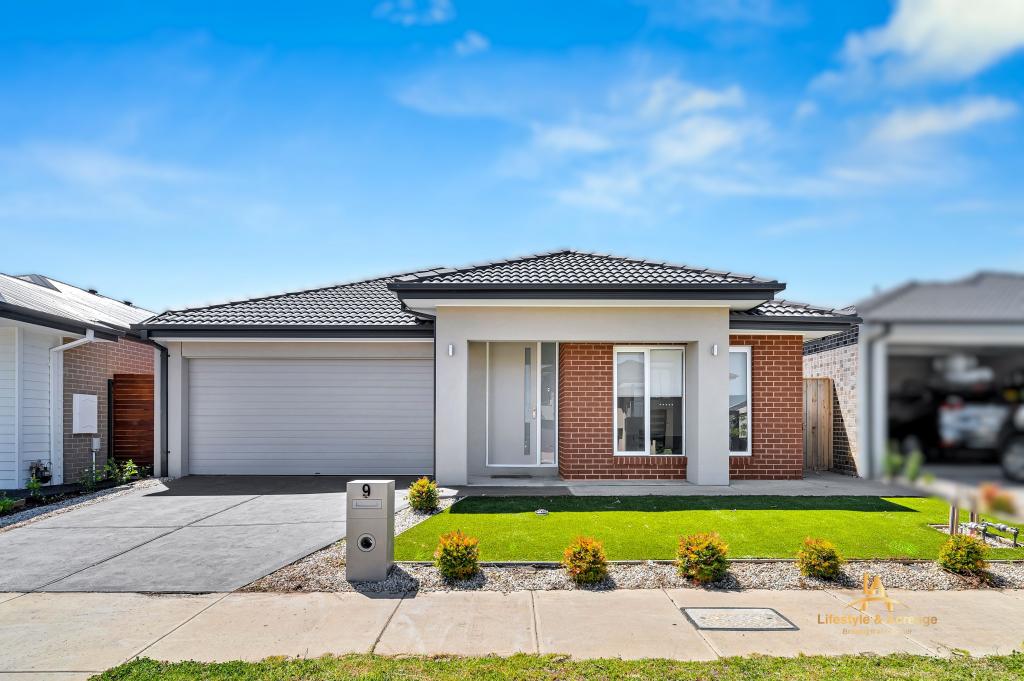 9 Nandewar St, Clyde North, VIC 3978