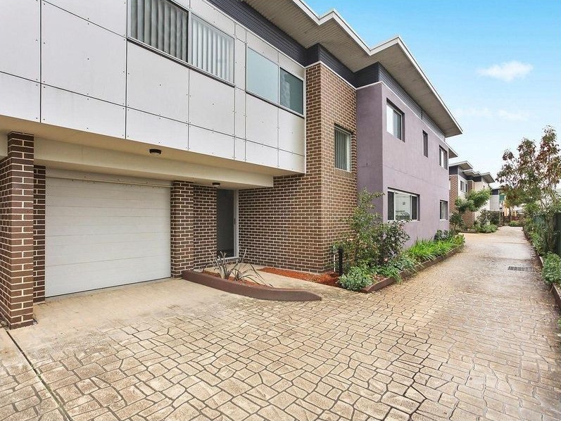 2/8 Akora Rd, Wyoming, NSW 2250