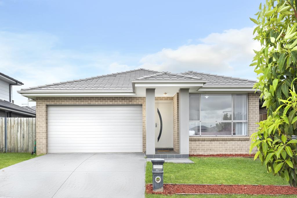 40 BANFIELD DR, ORAN PARK, NSW 2570