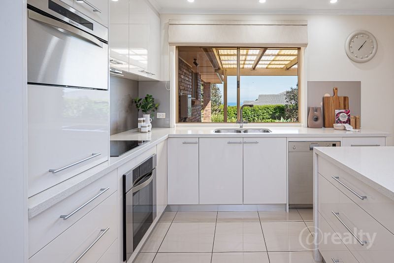 8 Genoa Ct, Hallett Cove, SA 5158