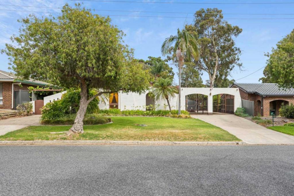 8 WEDGE ST, FAIRVIEW PARK, SA 5126