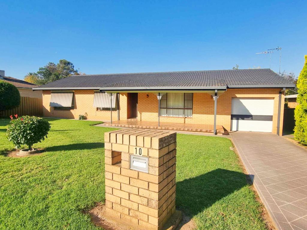 10 Cowper St, Young, NSW 2594