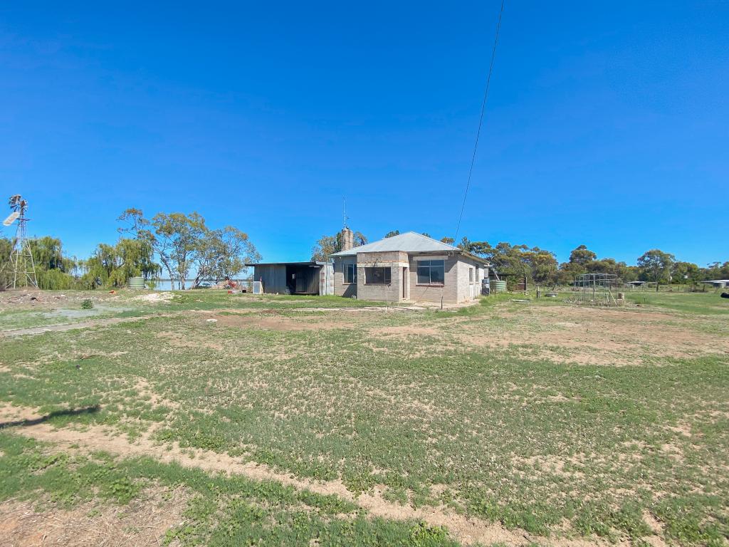 24 HALL RD, LAKE CHARM, VIC 3581