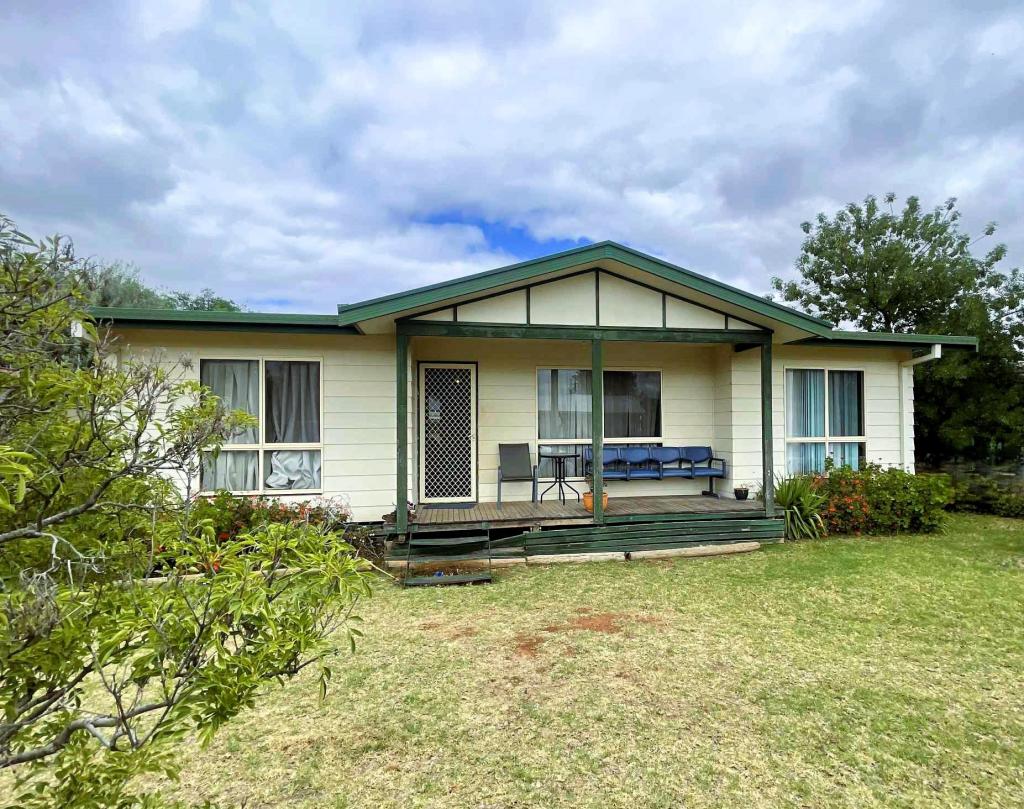 49 Heath Cres, Griffith, NSW 2680