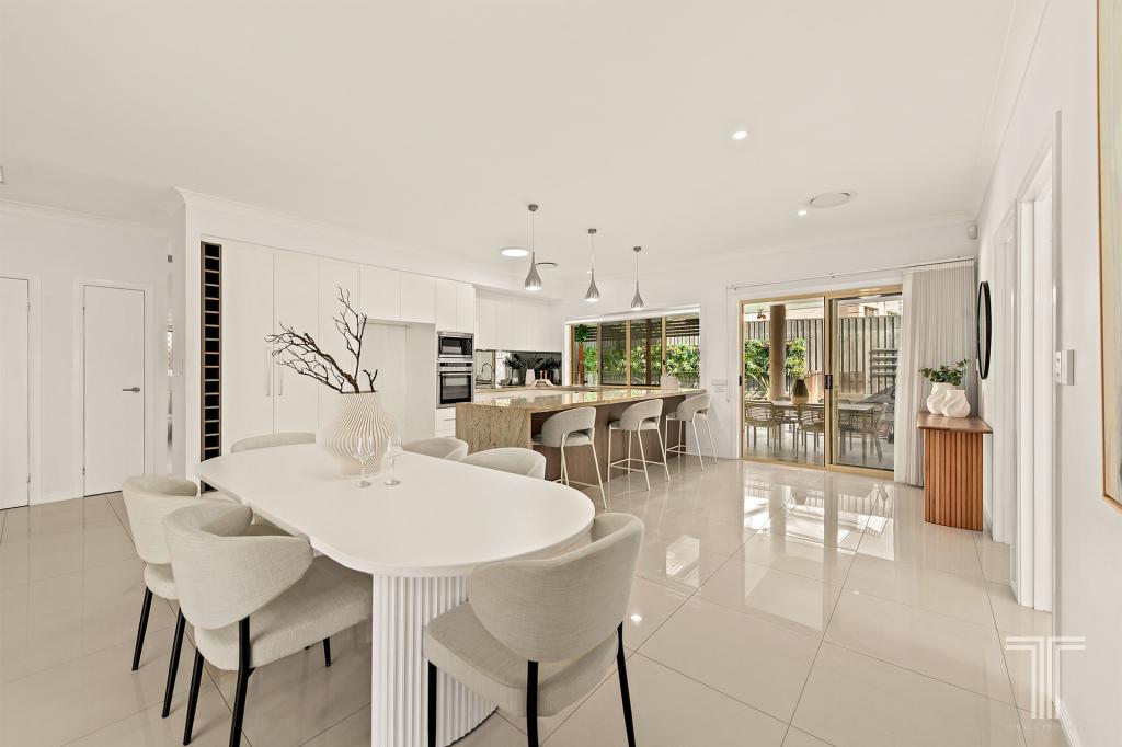 8 Barnstos Pl, Carindale, QLD 4152