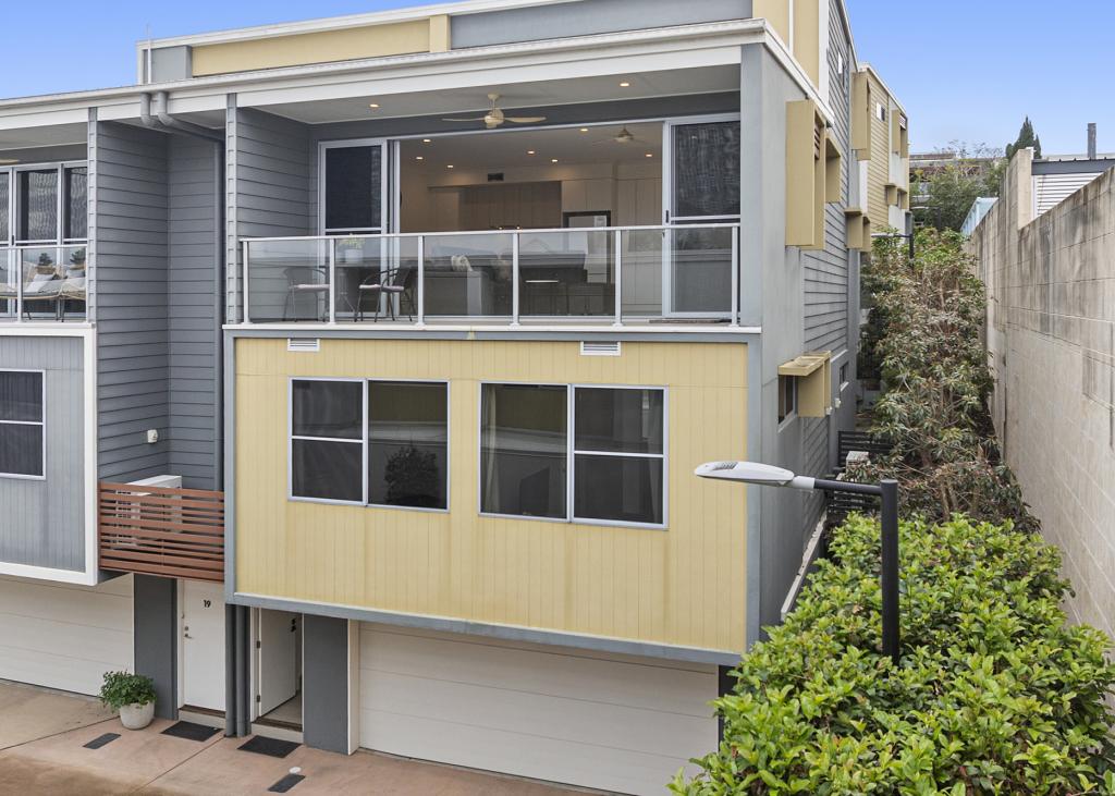 18/3031 THE BOULEVARD, CARRARA, QLD 4211