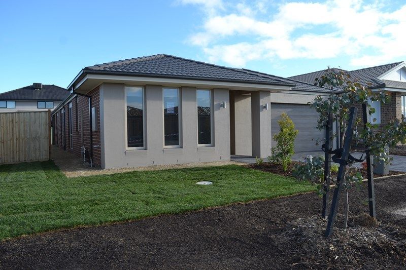 22 Lotus St, Pakenham, VIC 3810