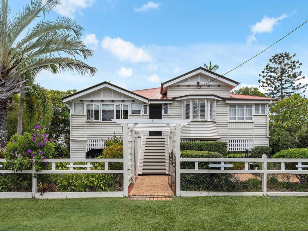 18 Gibson Cres, Holland Park, QLD 4121