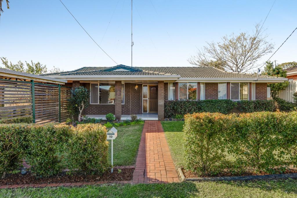 19 Hinkler Cres, Wilsonton, QLD 4350