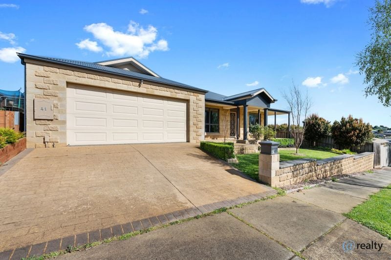 41 Outlook Dr, Drouin, VIC 3818