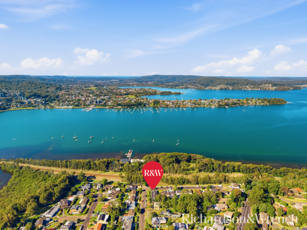 22 Jindalee Ave, Point Clare, NSW 2250