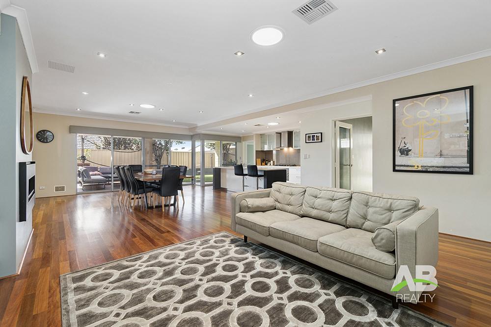 113 ELLIOT RD, WANNEROO, WA 6065