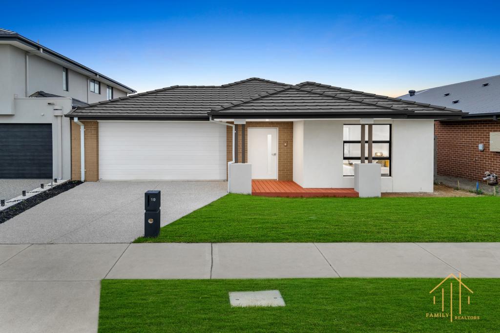 19 Gippsland Ave, Clyde North, VIC 3978