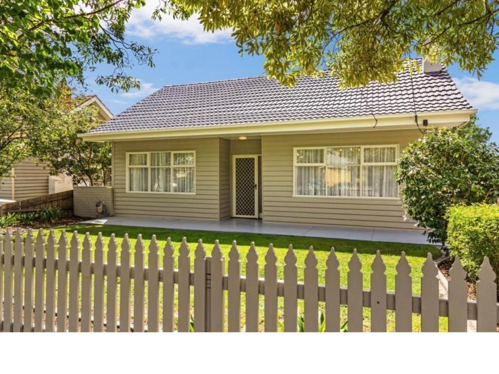 2 Blenheim Ave, Mont Albert, VIC 3127