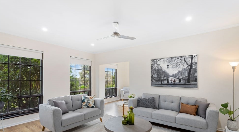 10 Rogana Cres, Hallett Cove, SA 5158