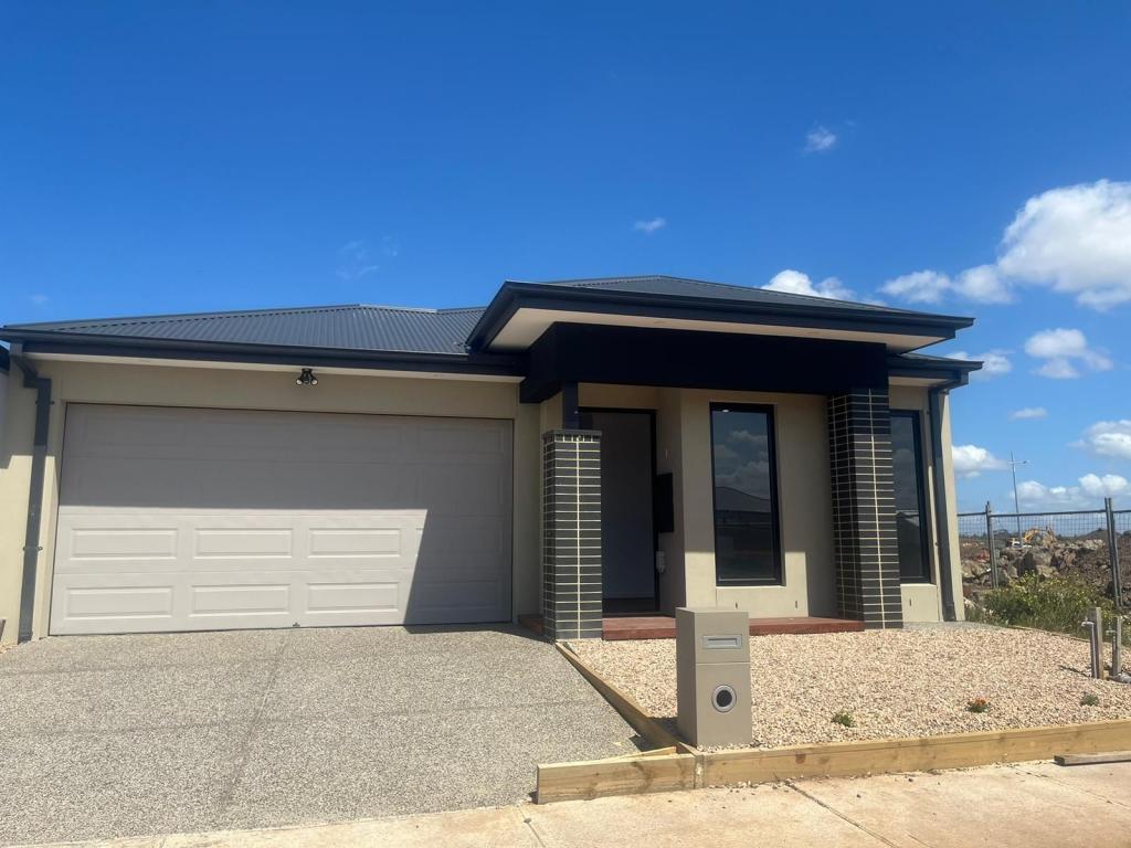 15 Brushton St, Manor Lakes, VIC 3024