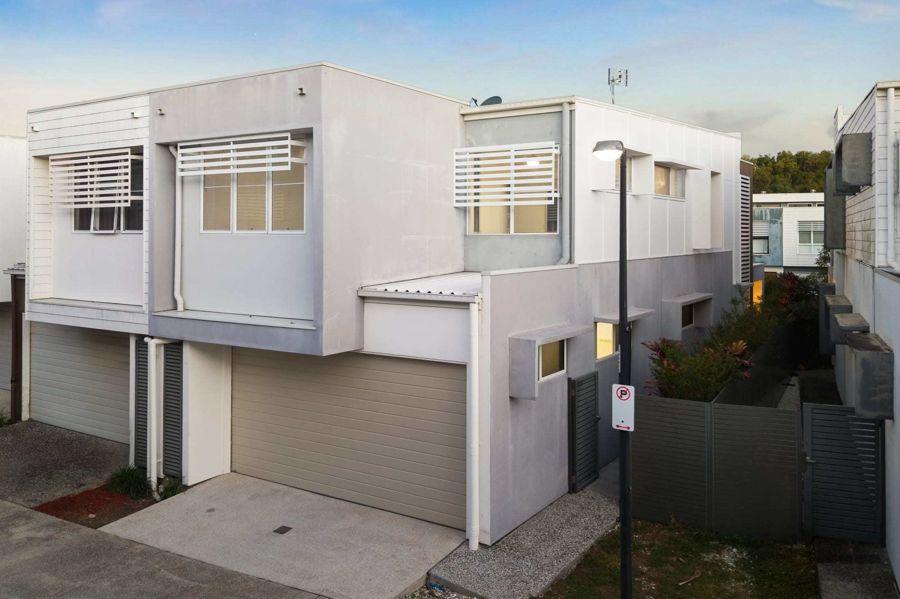 27 FLORABELLA DR, ROBINA, QLD 4226
