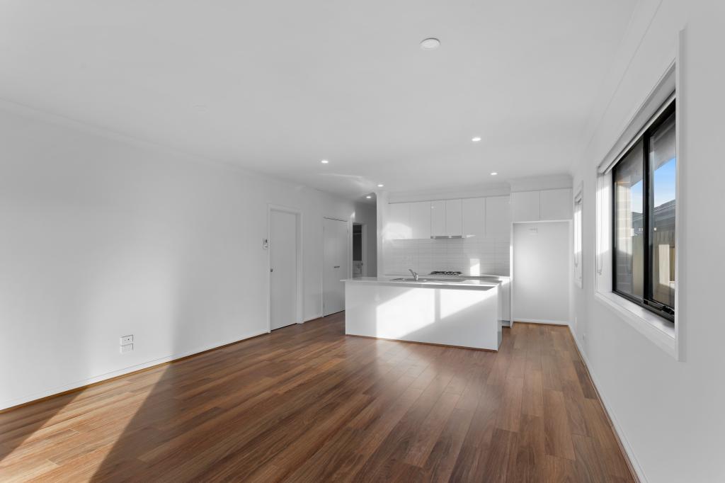 9 CORNELIUS CL, MELTON SOUTH, VIC 3338