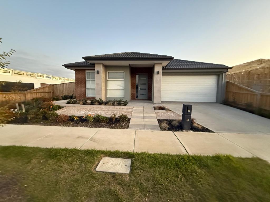 17 Tremaine Ave, Mickleham, VIC 3064