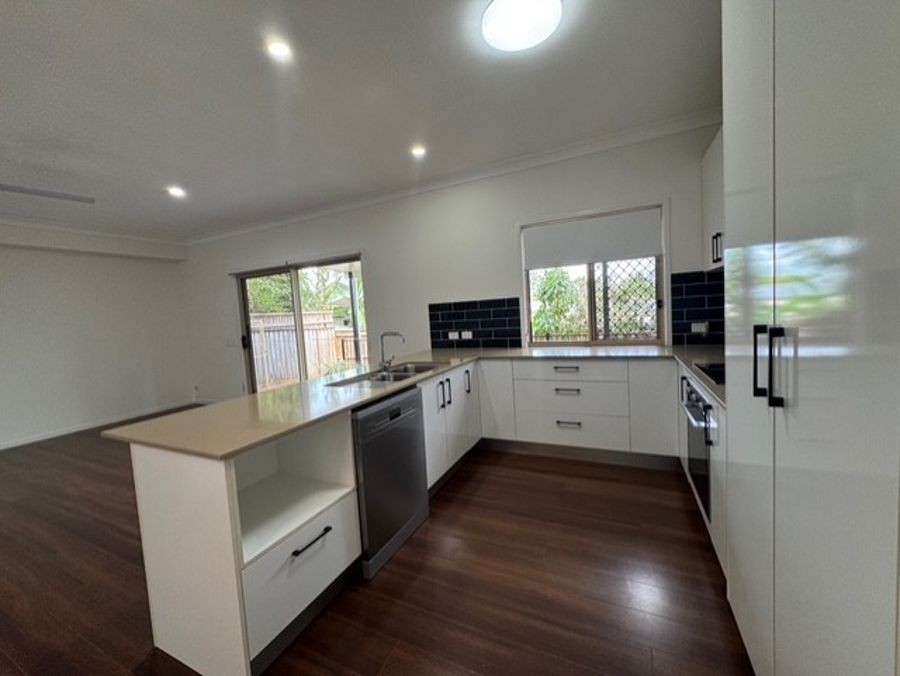 2/18 Fourth Ave, Labrador, QLD 4215