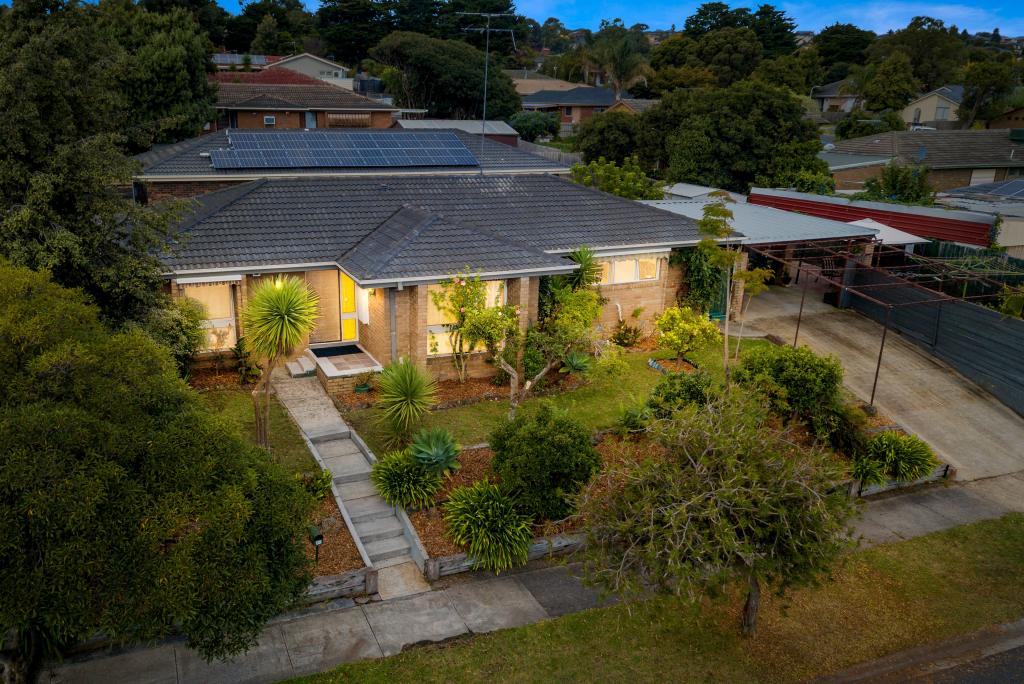 16 NICHOLSON CL, ENDEAVOUR HILLS, VIC 3802